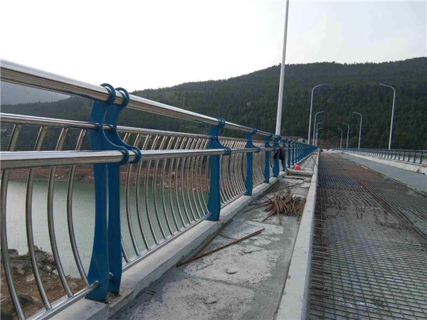 浦东不锈钢桥梁护栏的特点及其在桥梁安全中的重要作用